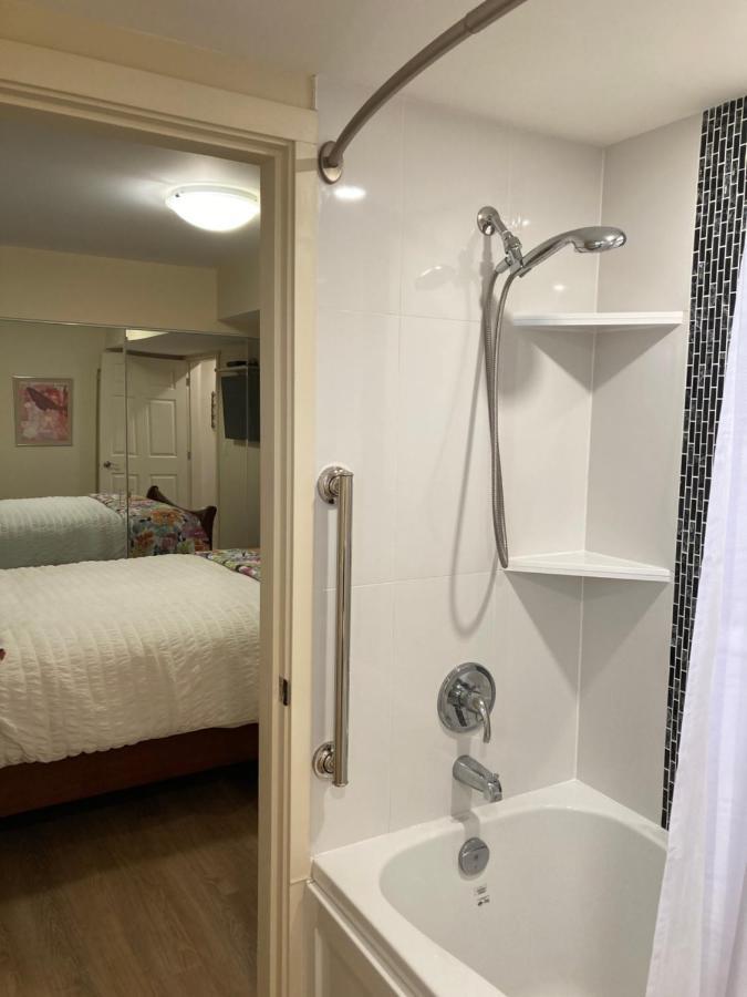 Bright Poolside Walkout Two Bedroom Basement Suite In The Okanagan Penticton Buitenkant foto