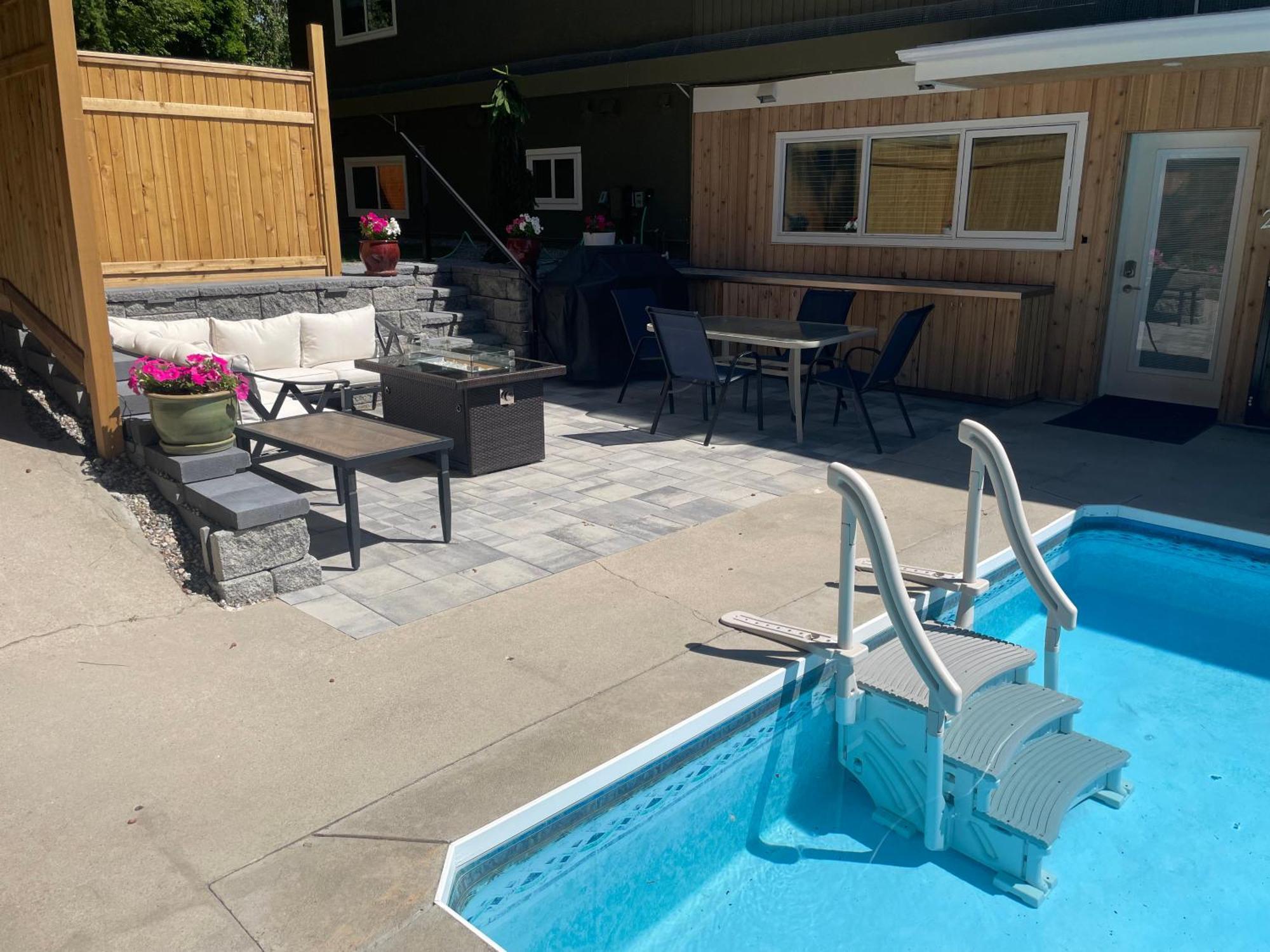 Bright Poolside Walkout Two Bedroom Basement Suite In The Okanagan Penticton Buitenkant foto